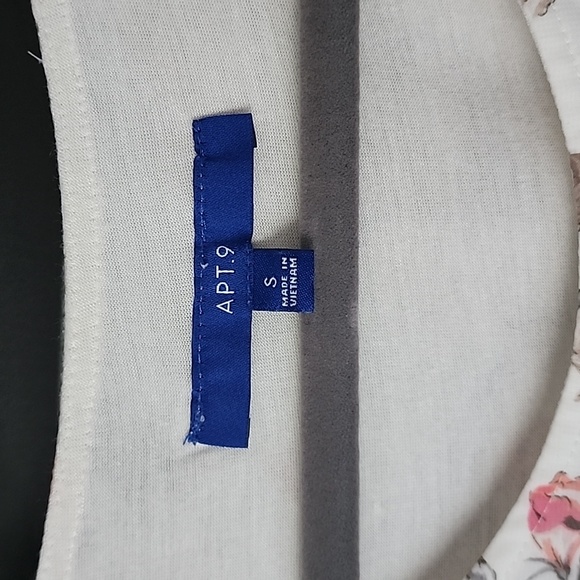 Peach floral top - Picture 3 of 7